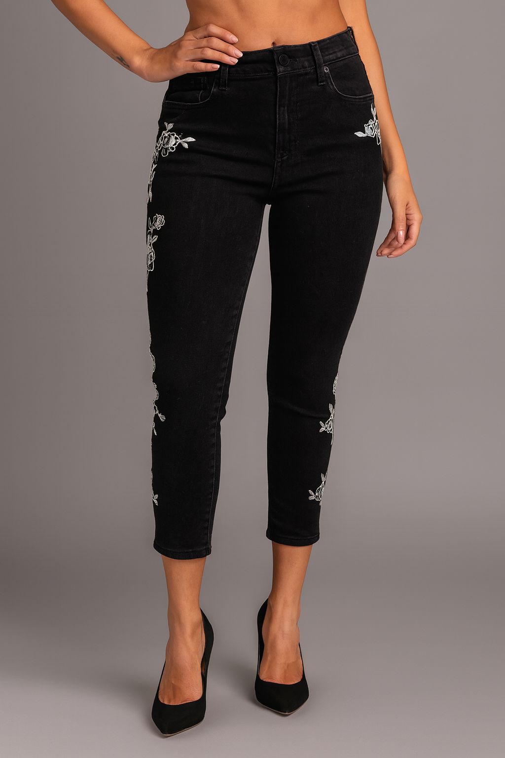 Calça jeans da Levi`s com rosas bordadas