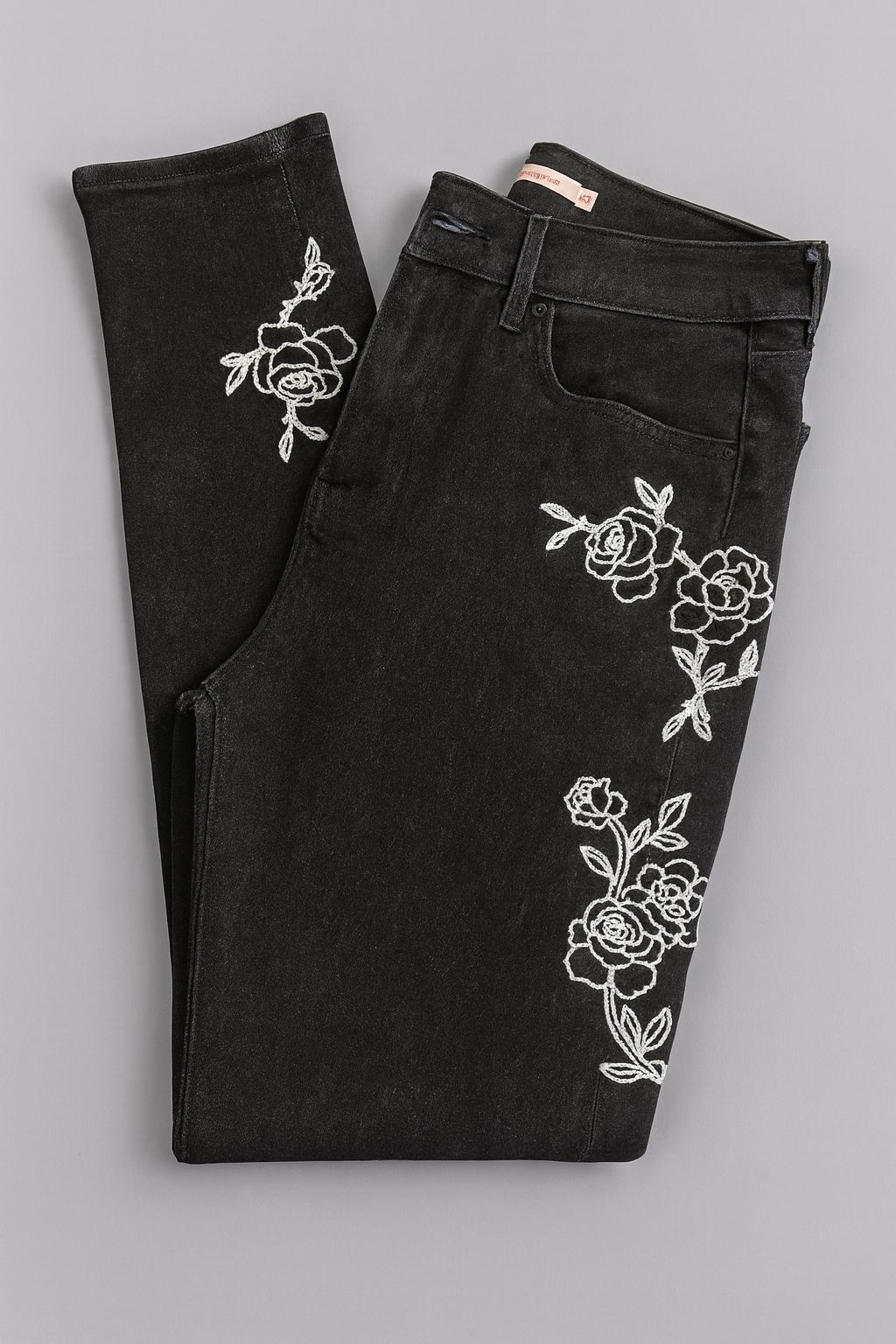 Calça jeans da Levi`s com rosas bordadas