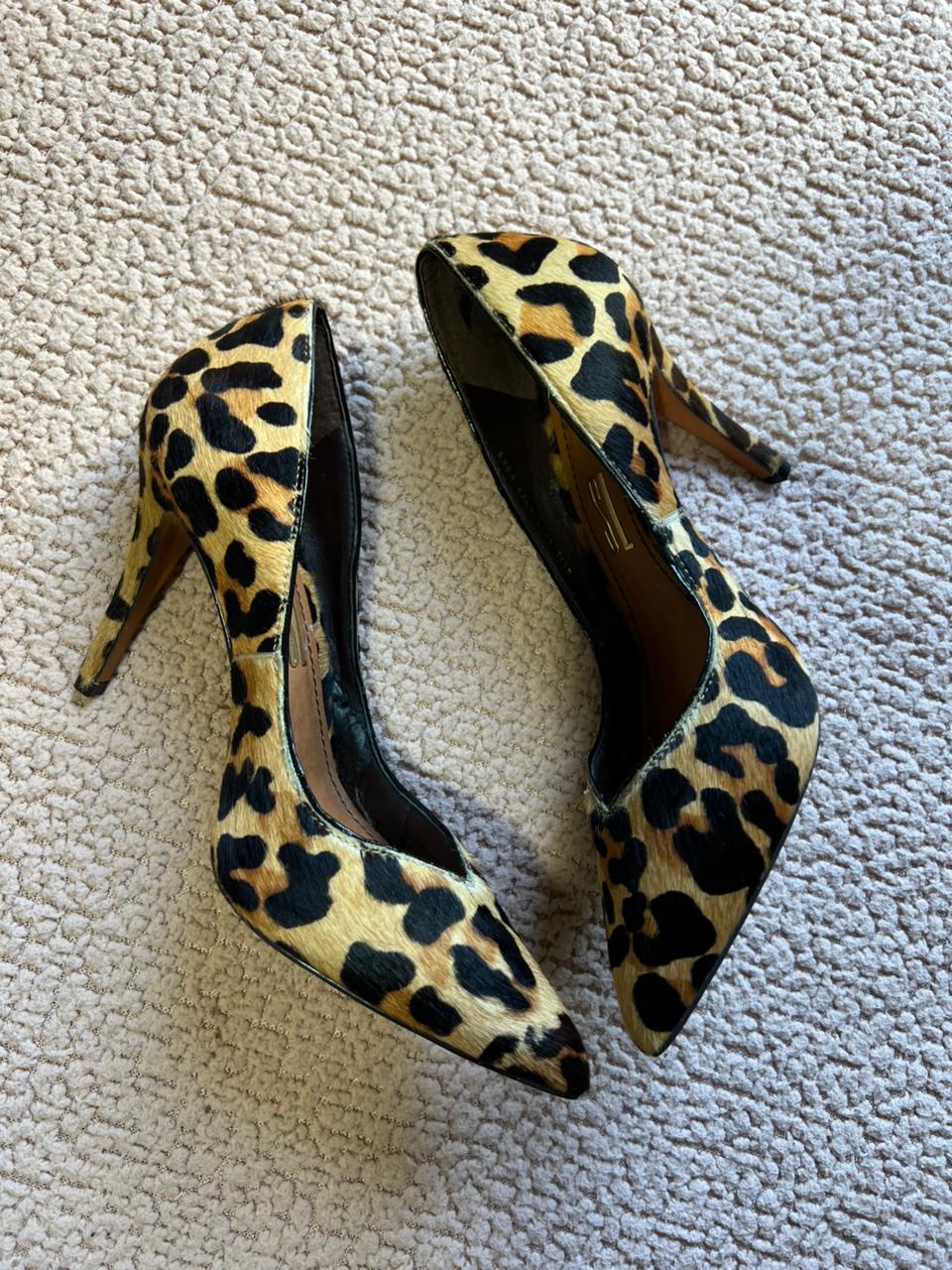 Scarpin animal print / oncinha / Santa Lola 38