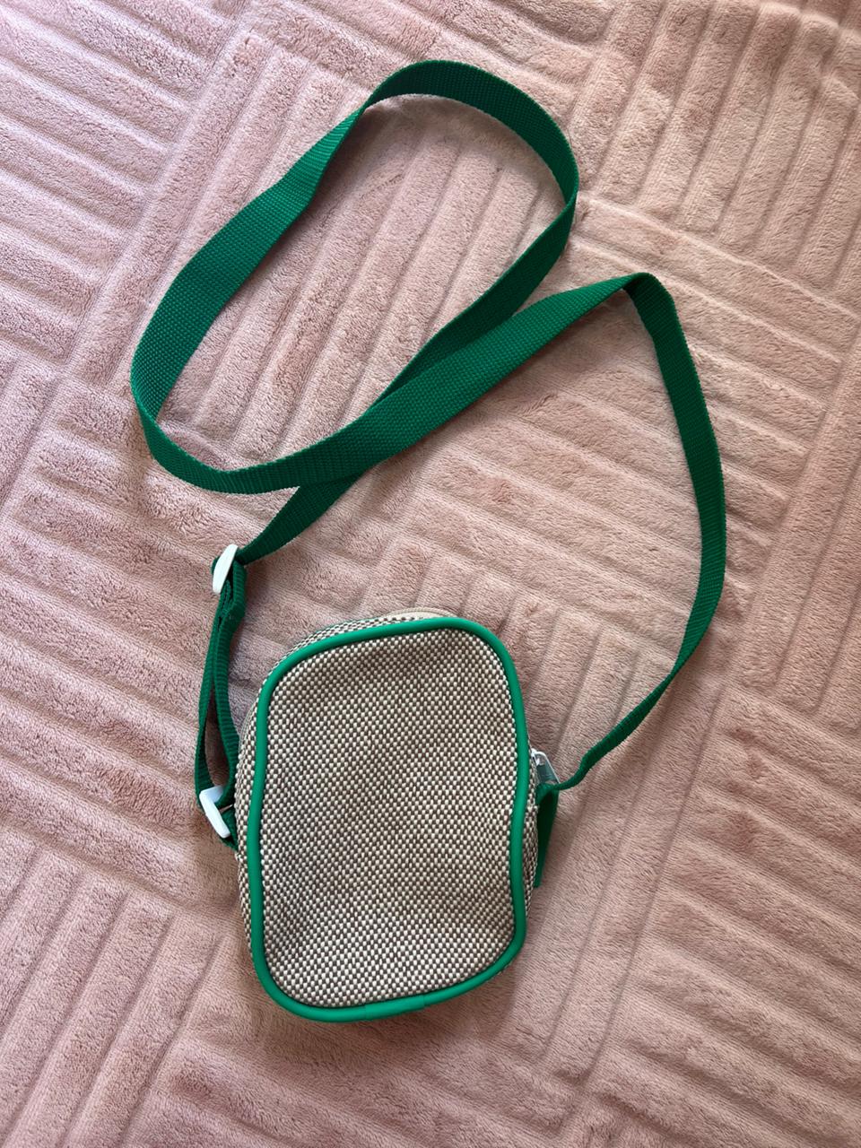 Shoulderbag bege com detalhes em verde